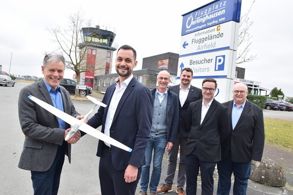 Rolf Tiemeyer (links) gibt das Amt des Geschäftsführers der Flugplatzgemeinschaft Oerlinghausen im Mai an Jan-Philipp Kube ab. Hinter ihnen stehen die Vorstandsmitglieder Achim Richter (von links), Felix Huttel und Lukas Brune sowie Reinhard Wollny als Vertreter der Stadt. Foto: Karin Prignitz - © Karin Prignitz