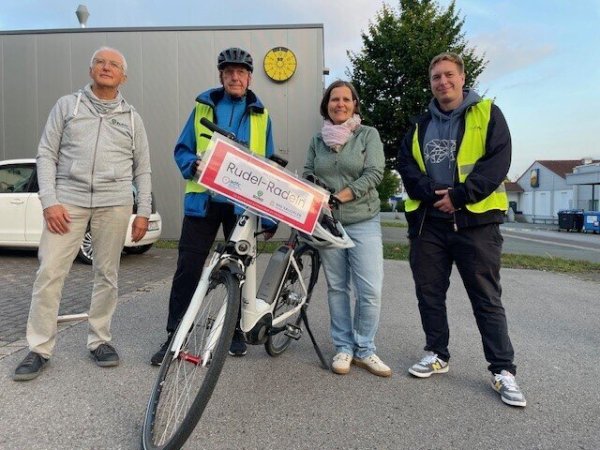Erfolgreiche Premiere des „Rudel-Radelns 2024“ in Bad Salzuflen war
eine gemeinsame Kampagne vom Mobilitätsteam um (von links): Ralf Plewnia (BUND,
Vorstand Ortsgruppe Bad Salzuflen), Wolfgang Buschkamp, (ADFC, Leitung
Ortsgruppe Bad Salzuflen), Susanne Lübker (Klimaschutzbeauftragte Stadt Bad
Salzuflen) und Sebastian Baving (Radverkehrsbeauftragter Stadt Bad Salzuflen). - © Stadt Bad Salzuflen