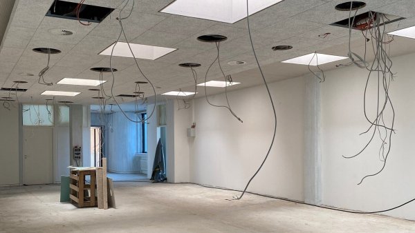 Im Flur des Schulzentrums im zweiten Obergeschoss laufen die Trockenbau-, Elektro-, und Malerarbeiten. - © Stadt Bad Salzuflen