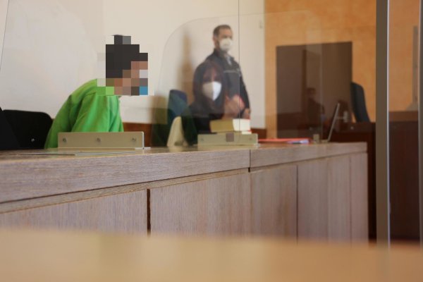 Verteidigerin Fraziska Janßen mit dem Angeklagten. - © Janet König