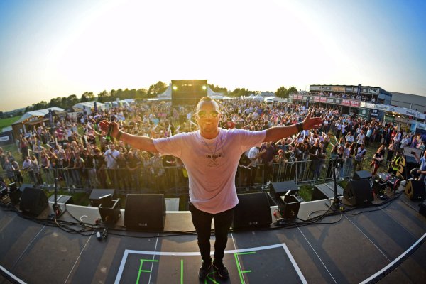 Als erster Live-Act sorgte Connor Meister (Foto) aus Bielefeld am Freitagabend mit Schlagern für Stimmung beim LOA. - © Nicole Ellerbrake