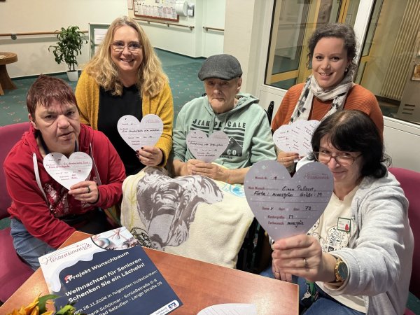 Salzestift-Bewohnerin Andrea, Projektkoordinatorin Michaela Helmig, Bewohner Uwe, Projektinitiatorin Jasmin Lühring sowie Betreuungskraft Gudrun Lewandowski (von links) zeigen einige Herzenswünsche und hoffen auf deren Erfüllung. - © Sandra Castrup