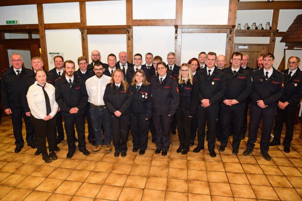 Bei der Jahreshauptversammlung der Extertaler Feuerwehr werden zahlreiche Mitglieder geehrt, befördert oder in die Ehrenabteilung entlassen. - © Nicole Ellerbrake