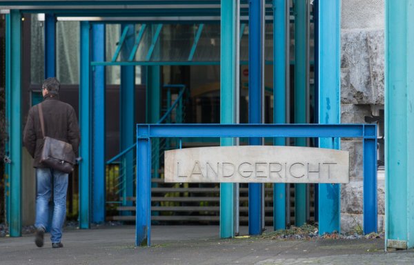 Vor dem Landgericht in Bielefeld hat ein 32-Jähriger diverse Straftaten gestanden. Unter anderem hatte die Bande sich als "Polizisten" ausgegeben und eine 81-jährige Lagenserin dazu gebracht, Gold und Schmuck vor ihr Haus zu legen. - © Friso Gentsch/dpa