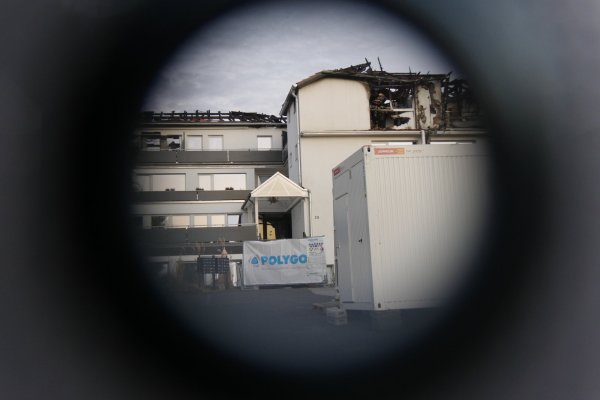 Eine Brandsanierungsfirma hat die Arbeit am Gebäude in der Brunnenstraße 28 aufgenommen. Das Gelände ist mit Sichtschutzplanen abgesperrt. - © Jost Wolf