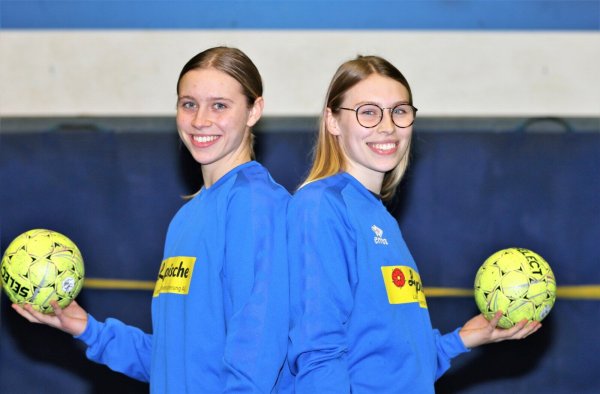 Leni (links) und Emma Ruwe freuen sich, im Drittliga-Team der HSG Blomberg-Lippe zusammen spielen zu können. - © Oliver König