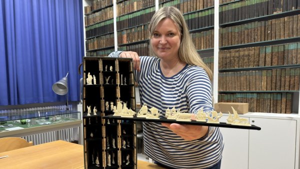 Stadtarchivarin Sonja Beinlich zeigt den Koffer mit den sogenannten "Magarine-Figuren". - © Sven Kienscherf