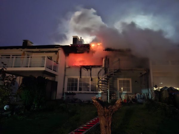 Das erste Geschoss des Hauses stand lichterloh in Flammen. - © C.Rieks