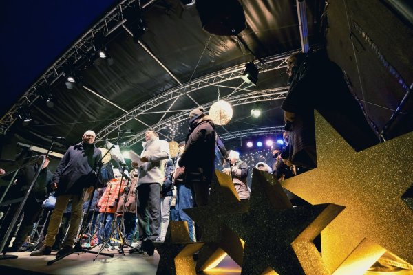 Zur Eröffnung des stimmungsvollen Weihnachtsmarktes auf dem Schlossplatz mit Bürgermeister Frank Hilker (Mitte) und Werbegemeinschafts-Vorsitzendem Christian Schmidt (links) spielte das Orchester Valhausen. Nebenan tobte die Andreasmesse - der mit Illuminationen in den Bäumen und vielen beleuchteten Häuschen ausstaffierte Weihnachtsmarkt war dennoch gut gefüllt. - © Sven Koch