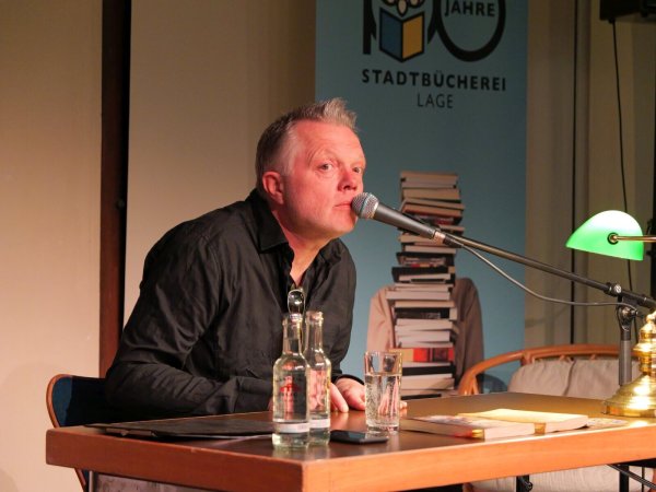 Lesung mit viel Humor. Marco Göllner entführt mit seinen Geschichte über seine Oma in die 70iger Jahre des Lipperlandes. - © Thomas Krügler