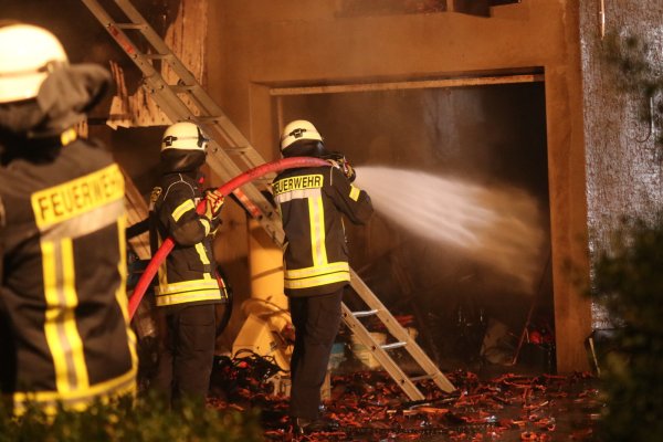 Feuerwehr im Einsatz: In Müssen in der Wöhlerstraße brennt eine Scheune. - © Patrick Bockwinkel