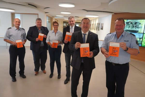 Stefan Begemann (Polizei), Meinolf Haase (Bevölkerungsschutz), Sabine Beine (Verwaltungsvorstand), Dirk Becker (Sprecher der Bürgermeister), Landrat Dr. Axel Lehmann und Polizeidirektor Alexander Fenske stellen die Arbeitsgemeinschaft "Kritische Infrastruktur" vor. Gleichzeitig appellieren sie an die Eigenverantwortung der Bürger. - © Michaela Weiße