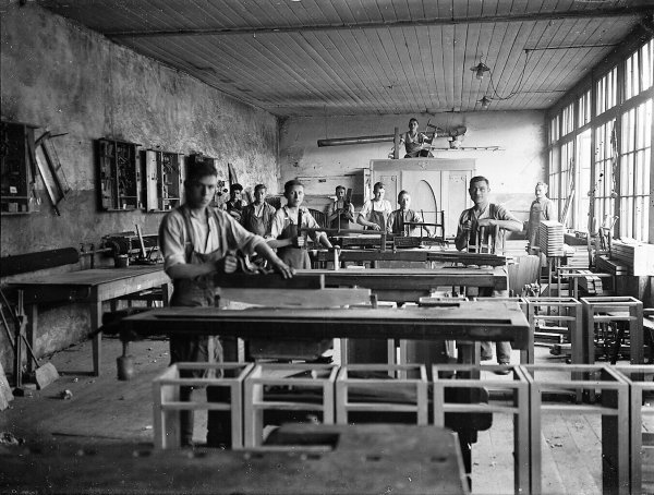 Oerlinghauser Möbelherstellung vor fast 100 Jahren: Schlafzimmerschränke fertigen die Mitarbeiter der Firma Heißenberg an der Hermannstraße. Repro: Horst Biere / Quelle: Stadtarchiv - © Repro: Horst Biere / Quelle: Stadtarchiv
