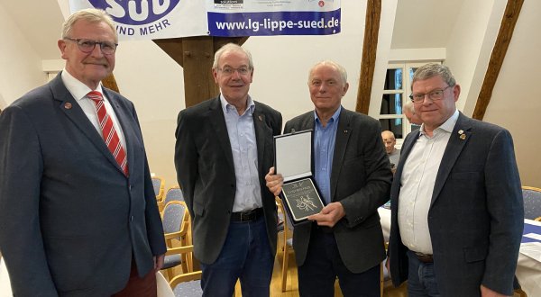 Erste Gratulanten: Detmolds Kreisvorsitzender Gottfried Dennebier (von links), Bernhard Bussmann, Klaus Brand und Hubert Funke, Sportwart im FLVW. - © Guido Mertens