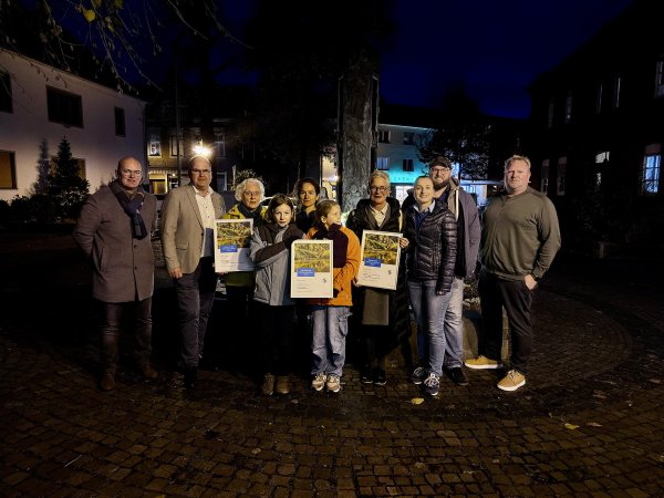 Bei der Urkundenübergabe anlässlich der Verleihung des Westenergie Klimaschutzpreises sind dabei (von links): Thorsten Hildebrandt (Westenergie), Bürgermeister Marcus Püster, Anna Achtstetter (Wildpflanzenfreunde Bad Lippspringe), Schüler Fred Dirksmeyer, Anika Hendricks (Lippe im Wandel), Schülerin Frida Patz, Vera Rolf (Kita Gartenstraße), Anne Schulz und Kai Ruppel (beide Grundschule Schlangen) und Klimaschutzmanager Henning Schwarze. - © Westenergie