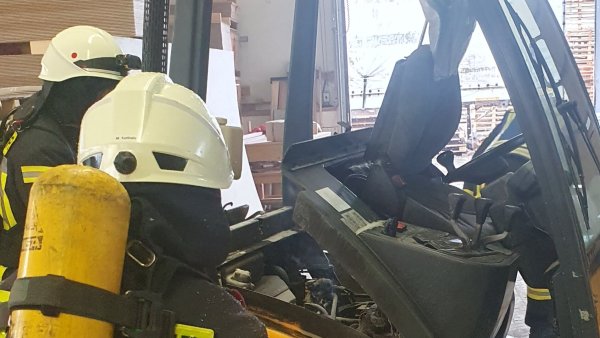 Dieser gasbetriebene Gabelstapler eines holzverarbeitenden Betriebs stand am Freitag plötzlich in Flammen. - © Feuerwehr Barntrup