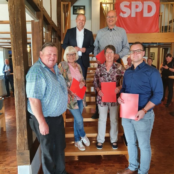 Ausgezeichnet: (von links) Wilfried Gerkensmeier, Christel Potthast, Mario Hecker, Uwe Görtler, Monika Gerkensmeier und Timo Engelhardt. - © SPD