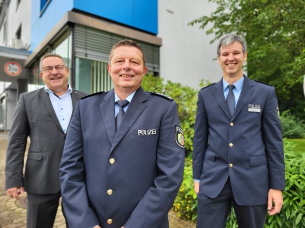 Polizeidirektor Christian Peters (rechts) und Landrat Dr. Axel Lehmann freuen sich über den neuen Leiter der Polizeiwache Lemgo, Axel Korf (mitte). Der 55-Jährige bringt viel Erfahrung mit und kennt sich sehr gut aus in seinem neuen Gebiet. - © Freya Köhring