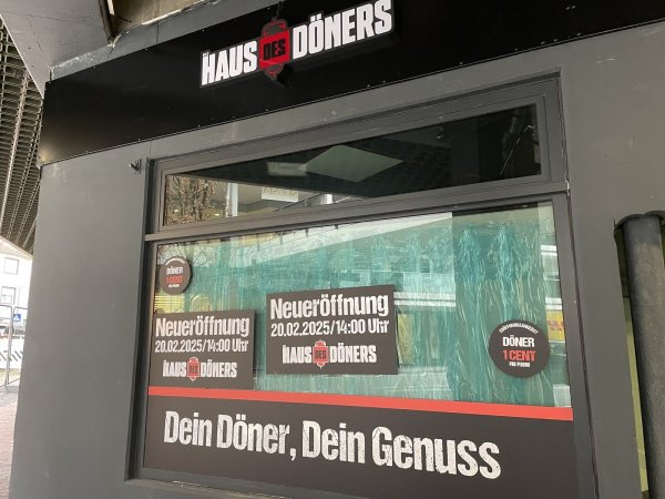 Den Döner gibt es zur Eröffnung im Paderborner Imbiss "Haus des Döners" für nur einen Cent. - © Holger Kosbab