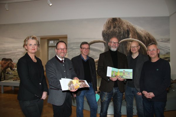 Sabine Bobe-Kleinwegener (von links), Jörg Düning-Gast, Dr. Michael Zelle, André Sedlaczek, Dr. Christian Tielmann und Mario Rakua stellen das Kinderbuch im Landesmuseum vor. - © Cordula Gröne