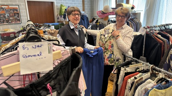 Renate Ciesielski-Finke (links) und Kordula von Rabenau verkaufen am Samstag wieder gebrauchte Kleidung im Calvin-Haus am Gröchteweg. - © Sven Kienscherf