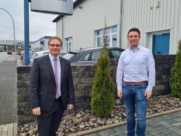 Geschäftsführer Markus Tack begrüßte SPD-Landtagsmitglied Dennis Maelzer (links) bei Fichtner&Schicht in Schlangen - © Systemadministrator