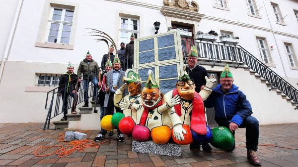 Ein Hauch von Karneval: Das liebevoll gestaltere Modell der StKG-Ehrenpräsidenten Meinolf Lambertz, Lothar Runte und Markus Struck.  - © Madita Schellenberg