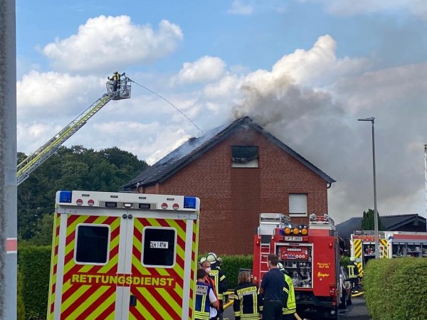 Ein Dachstuhlbrand hat am Dienstagabend die Feuerwehr in Leopoldshöhe beschäftigt. - © Freitag Medien Gruppe