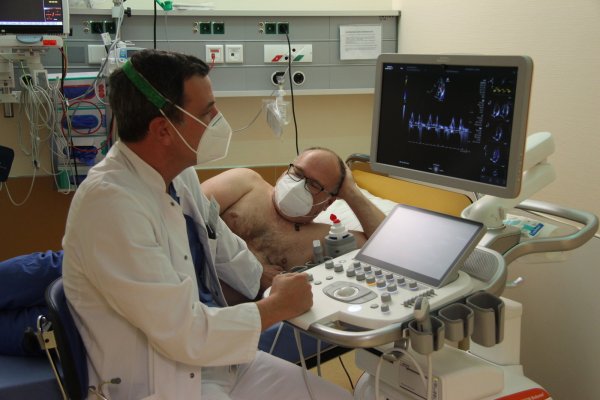 Das Ultraschallgerät, das Kardiologe Dr. Marios Vlachojannis bedient, liefert eine besondere Bildqualität bei der Herzuntersuchung. Durch die Zusammenarbeit mit Siemens erhoffen sich die Mediziner innovative Diagnosemöglichkeiten.  - © Silke Buhrmester