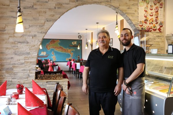 Parrotta (links) und Allevato Salvatore in ihrem Lokal. - © Alexandra Schaller