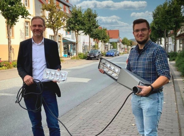 Bürgermeister Jürgen Schell (links) und Klimaschutzmanager Thomas Großmann präsentieren in der Mittelstraße die neuen Leuchten. - © Stadt Barntrup
