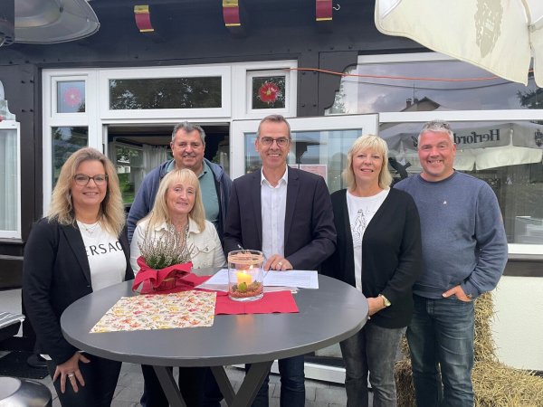 Die weitere Nutzung des Siekholzer Brunndenhauses ist besiegelt: Andrea Dubbert, Petra Beuchler (Vorsitzende), Heinz Werner Beuchler, Bürgermeister Jörg Bierwirth, Anke Kuhlemann und Jörg Kuhlemann freuen sich, dass es in guter Kooperation zwischen Dorfgemeinschaft und Stadt weitergehen kann. - © Jana Bierwirth