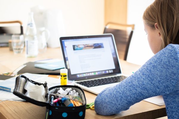 Vor allem Laptop sind fürs Homeschooling gefragt. Doch nicht alle Familien können sich die teuren Geräte leisten. Hilfe bietet der Verein Computertruhe. - © Symbolfoto: Pixabay