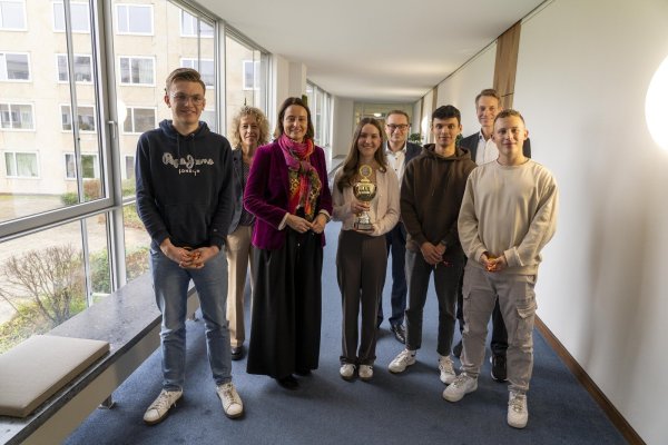 Das Siegerteam mit der Regierungspräsidentin und den Wettbewerbsorganisatoren: 
Über die Auszeichnung freuen sich (von links) Mats Kinkeldey, Birgit Klute (Dietrich-Bonhoeffer-Berufskolleg), Regierungspräsidentin Anna Katharina Bölling, Ellice Voth, Matthias Keiser (schulfachlicher Dezernent Berufskollegs, Bezirksregierung Detmold), Marc Bunte, Tobias Ibers (Organisator Planspiel, Fachberater Bezirksregierung Detmold) und Jan-Adrian Honemeyer. - © Bildrechte: Bezirksregierung Detmold