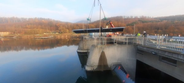 Schwere Maschinen heben die zweite Fischbauchklappe an der Staumauer des Schiedersees an ihren Platz. - © Kreis Lippe