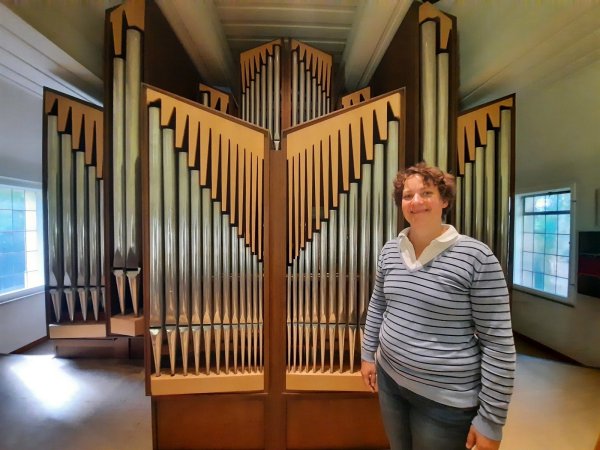 Katrin Leykauf spielt verschiedene Instrumente, doch die Orgel fasziniert sie am meisten. "Kein anderes Instrument ist so vielfältig", sagt sie. - © Michaela Weiße(LZ)