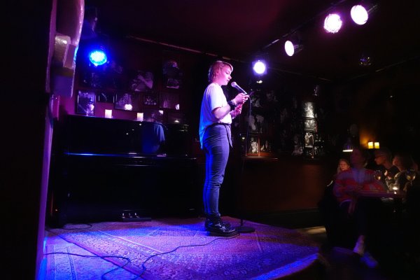 Poetin Ruth-Deborah Isakov steht beim "Cup der guten Worte" im Kaiserkeller auf der Bühne. - © Niko Sioulis