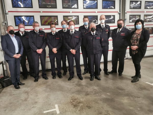 Mit der Feuerwehrspange des Landes NRW wurden insgesamt zehn Mitglieder der Kalletaler Feuerwehr für 25 und 35 Jahre im aktiven Dienst zum Teil in Abwesenheit geehrt. Das Foto zeigt die Geehrten mit Bürgermeister Mario Hecker (links), Kreisbrandmeister Wolfgang Kornegger (2. von links), Wehrführer Udo Knaup (3. von links) und Verwaltungsmitarbeiterin Andrea Batzer (rechts). - © Sylvia Frevert(LZ)