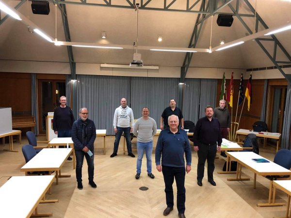 Gottfried Dennebier (von links), Wolfgang Huppke, Matthias Falkenstein, Boris Scheiermann, Martin Waltemathe, Alexander Siekmann, Frank Salomon. Im Vordergrund: Fraktionsvorsitzender Lutz Müller. - © CDU Augustdorf