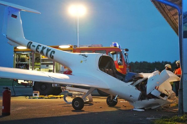 Ein 51-Jähriger ist mit seinem Flugzeug gegen den Hangar auf dem Flugplatz in Oerlinghausen gekracht. - © FreitagTV