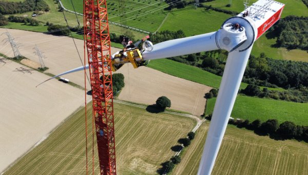 Die Windenergieanlage E-175 EP5 ist laut Hersteller Enercon speziell für mittlere bis schwache Windstandorte optimiert und liefert eine Nennleistung von 6 Megawatt. Die Nabenhöhe beträgt 175 Meter, die Gesamthöhe 260 Meter. Ein Prototyp steht nicht weit von Lippe in Borchen-Etteln. - © Enercon