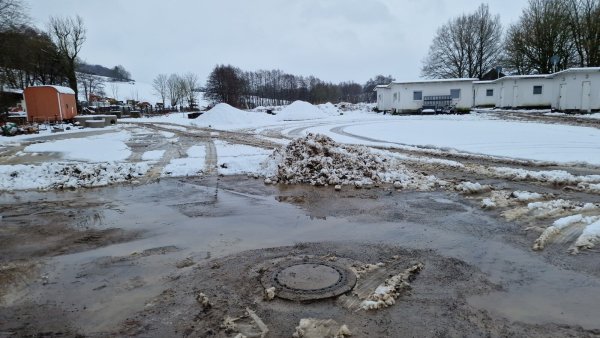 Auf diesem mit Schnee bedeckten Grundstück an der Straße "In den Ellern" soll die neue Rettungswache entstehen. - © Nadine Uphoff