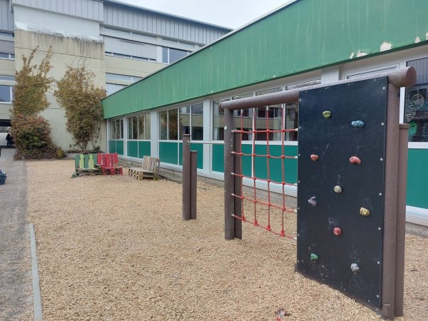 Bei der Umgestaltung des Schulhofs wird in diesem Jahr mit dem Innenhof begonnen. Das Klettergerüst wurde bereits dorthin umgesiedelt. Und auch Sitzgelegenheiten aus Paletten, die die Schüler selbst gebaut haben, haben dort schon einen Platz gefunden. - © Michaela Weiße