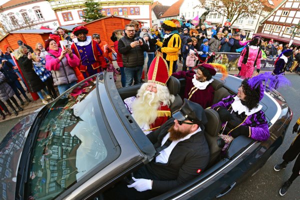 Sinterklaas und die Zwarten Pieten begeistern das Publikum dieses Jahr aus anderer Perspektive. Zum ersten Mal reisen sie nicht in der Kutsche an. - © Nicole Ellerbrake