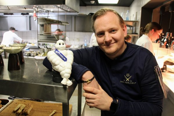 Sterne-Koch Jan Diekjobst verteidigt Lippes einzigen Stern. Jan’s Restaurant im Detmolder Hof kann mit seiner Qualität zum dritten Mal die hohe Auszeichnung des Guide Michelin behaupten. Damit behält der Kreis Lippe sein erstes und einziges Sterne-Restaurant. - © Archivbild: Janet König