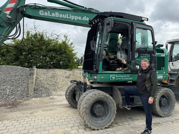 Unternehmer Frank Schröder sitzt auch gerne noch selbst hinter dem Steuer seiner Baufahrzeuge. - © Sandra Castrup