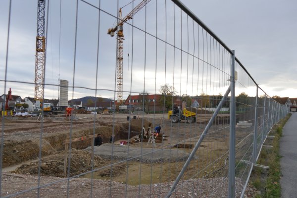 Auf der Baustelle des Fachmarktzentrums in Horn tut sich schon einiges. Hier der Blick von der Wiesenstraße. - © Jost Wolf