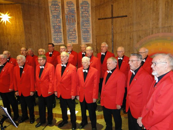 Der Polizeichor Detmold hat unter Leitung von Irina Stein 2022 sein letztes Weihnachtskonzert in der Versöhnungskirche gegeben. Jetzt hat der Verein die Selbstauflösung beschlossen. - © Hajo Gärtner