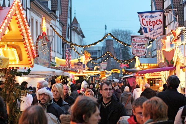 Kläschen lockt nicht nur die Lemgoer in die Innenstadt, so wie auf diesem Archivbild. Die große Kirmes ist auch über die Grenzen der alten Hansestadt hinaus bekannt und beliebt. Das Fest hat eine mehr als 600-jährige Tradition. - © Archivfoto: Tobias Schneider
