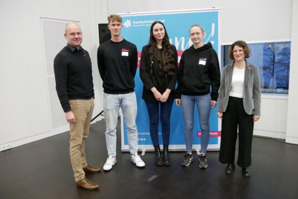 Carl-Christian Goll, Geschäftsführer Berufsbildung der
Handwerkskammer (links) und die und Projektverantwortliche Tuba Kantis (rechts) zeichneten Marvin Klatte, Lina Ayesa Rolón und Johanna Stoellger
(von links) aus. - © Handwerkskammer OWL